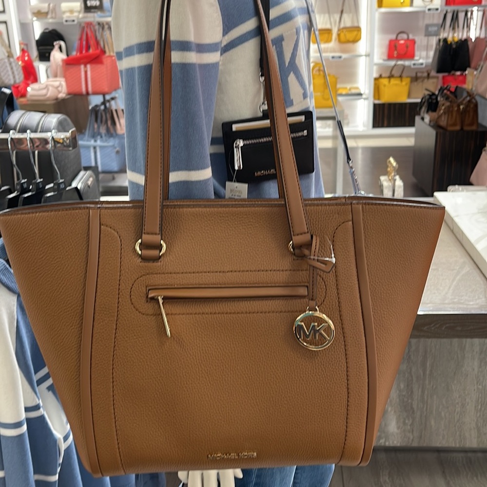MICHAEL KORS CARINE LARGE FRONT ZIP POCKET SHOULDER TOTE BAG PURSE
NWT
LUGGAGE - Picture 7 of 16